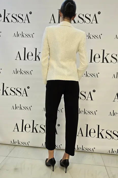 Елегантно бяло сако букле с брошка - 261 - Елегантно бяло сако букле с брошка - 261