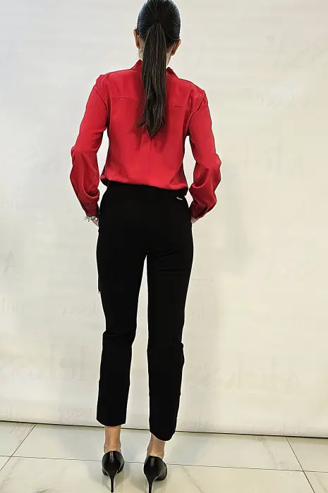 Червена риза с брошка - 605 - Червена риза с брошка - 605