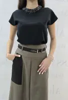 Черна риза с къс ръкав и камъни около врата - Черна риза с къс ръкав и камъни около врата